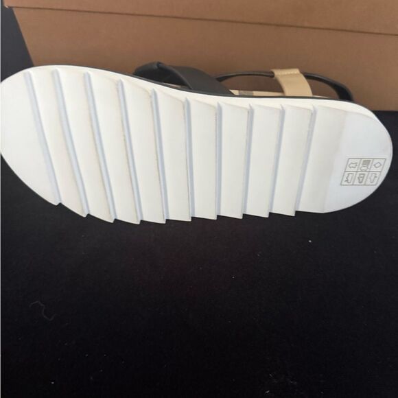 Brand new in box size 3 kids unisex Burberry sandals - Picture 2 of 9